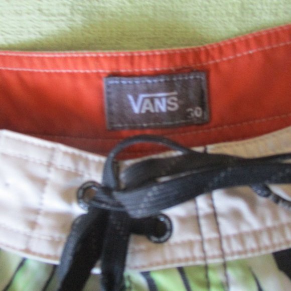 VANS BOARD SHORTS HAWAIIAN Design Sz 30 Zippered Back Pocket - Picture 3 of 5